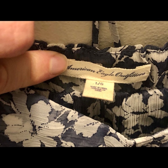NWOT- beautiful floral AE top - Picture 4 of 4